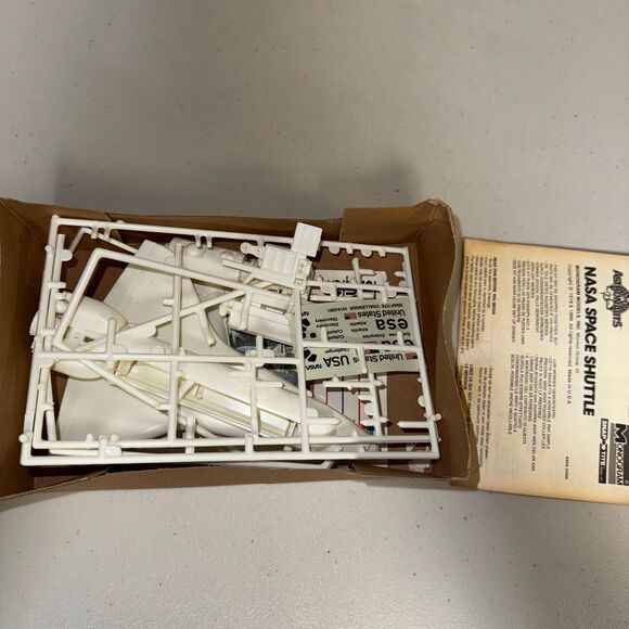 Vintage NASA Space Shuttle Model 1986 Monogram Snap Tite Astronauts 1/200 #5905 - Picture 7 of 9